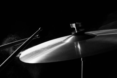 Crash vurdu davul sopa