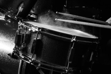 Adam drumset oynuyor