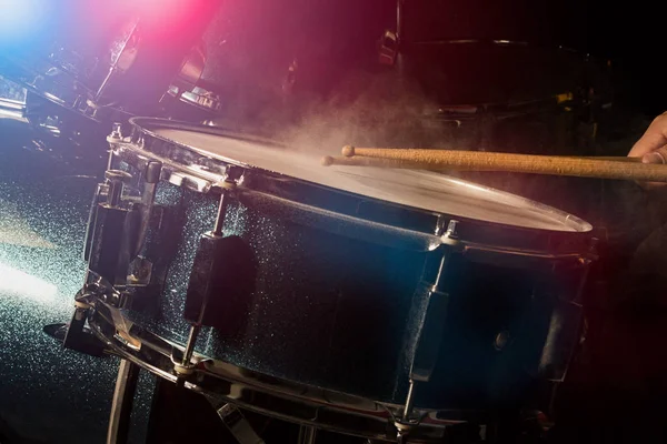 The man is playing drumset — Stock Photo, Image