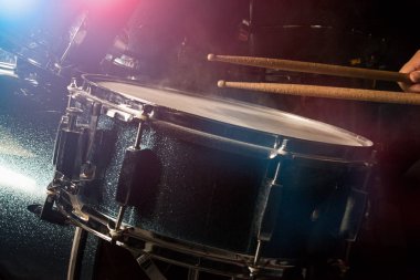 Adam drumset oynuyor