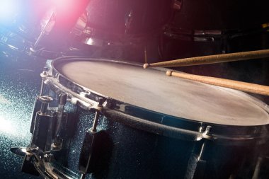 Adam drumset oynuyor