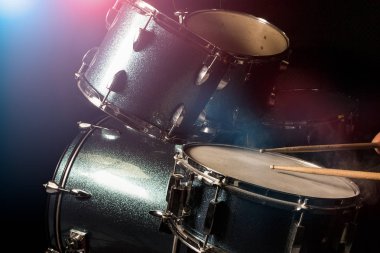 Adam drumset oynuyor