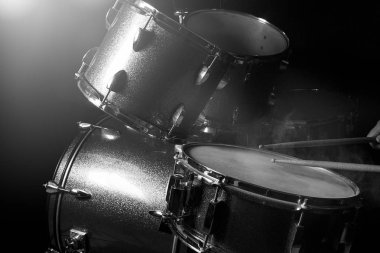 Adam drumset oynuyor