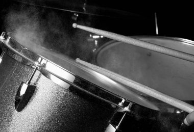 Adam drumset oynuyor