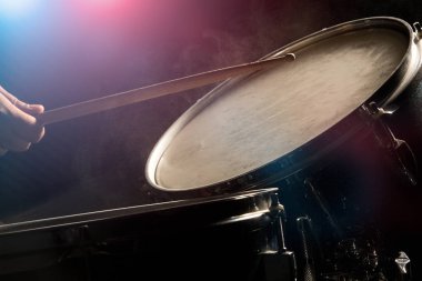 Adam drumset oynuyor