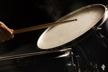 Adam drumset oynuyor