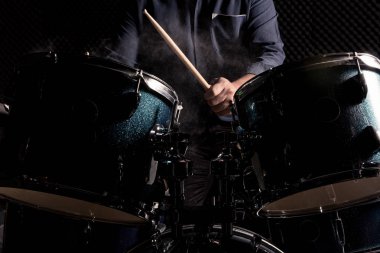 Adam drumset oynuyor