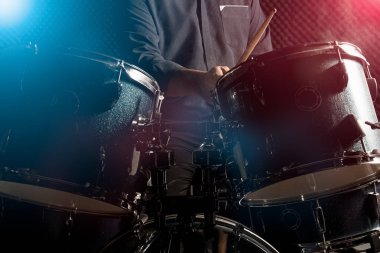 Adam drumset oynuyor