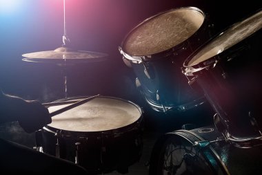 Adam drumset oynuyor 
