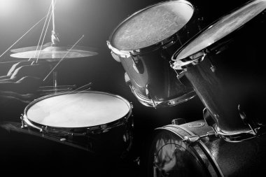 Adam drumset oynuyor 