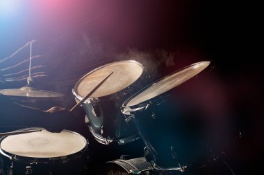 Adam drumset oynuyor 