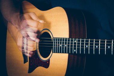 Müzisyen el sarı bir akustik gitar tıngırdatmaya