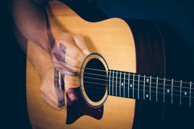 Müzisyen el sarı bir akustik gitar tıngırdatmaya