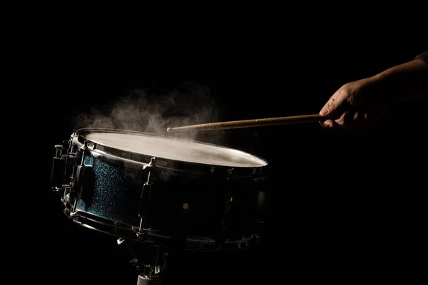 El hombre está tocando el tambor. —  Fotos de Stock