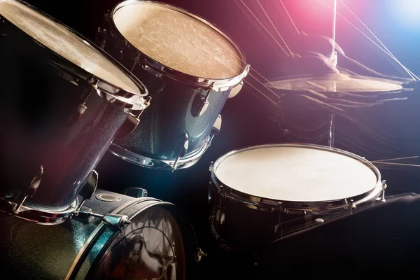 De man speelt drumset — Stockfoto