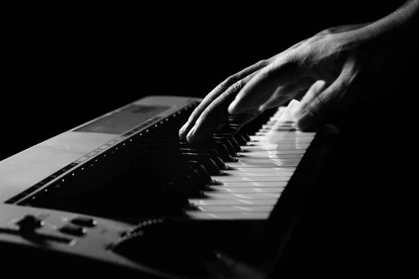 A mão do músico está tocando um teclado — Fotografia de Stock