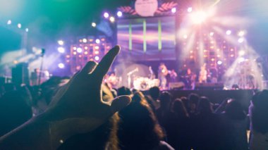 Konser kalabalığın siluetleri