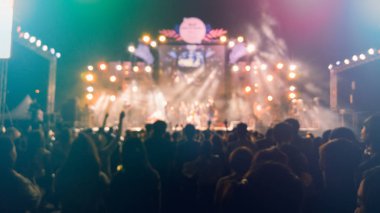 Konser kalabalığın siluetleri