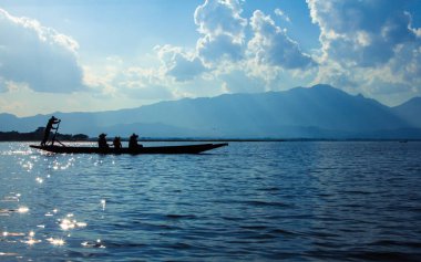 İnsanlar gölde tekne kürek