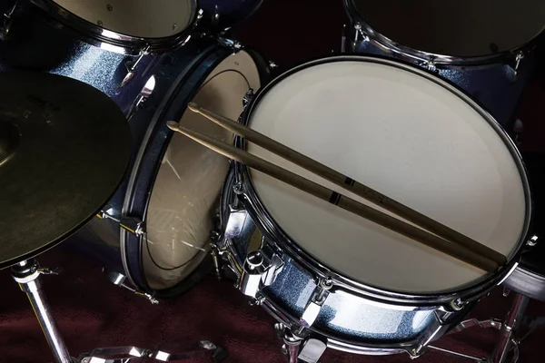 Snare drum op zwarte achtergrond — Stockfoto