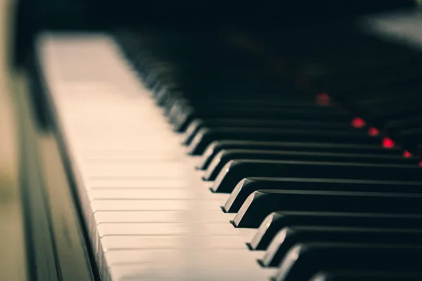 Piano bakgrund med selektiv fokus Stockbild