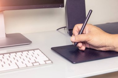Grafik tablet üzerinde çalışan eller erkek kadar kapatın