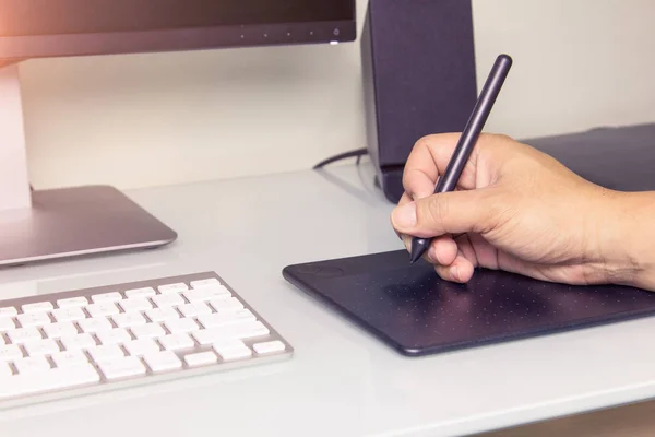 Mani da vicino maschio che lavora su tablet grafico — Foto Stock