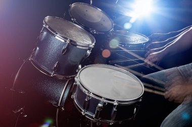 Adam bateri düşük ışık arka planda oynuyor.