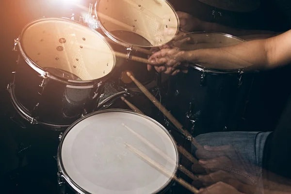Ten hraje bicí soupravu v nízké světlé pozadí. — Stock fotografie