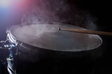 Trampet ve davul sopalarla