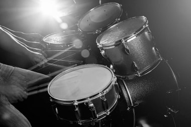 Adam bateri düşük ışık arka planda oynuyor.