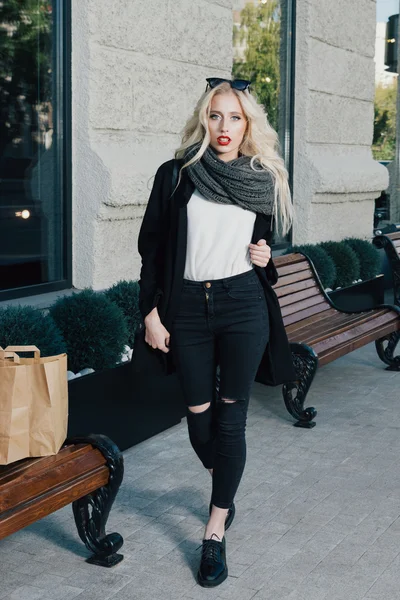 Mujer hermosa después de ir de compras en la calle — Foto de Stock