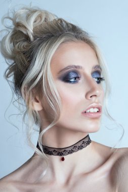 güzel, genç, sarışın bir kadın portresi