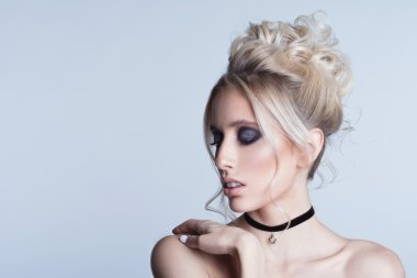 güzel, genç, sarışın bir kadın portresi