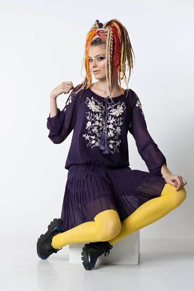 Mujer hermosa con rastas de colores brillantes — Foto de Stock