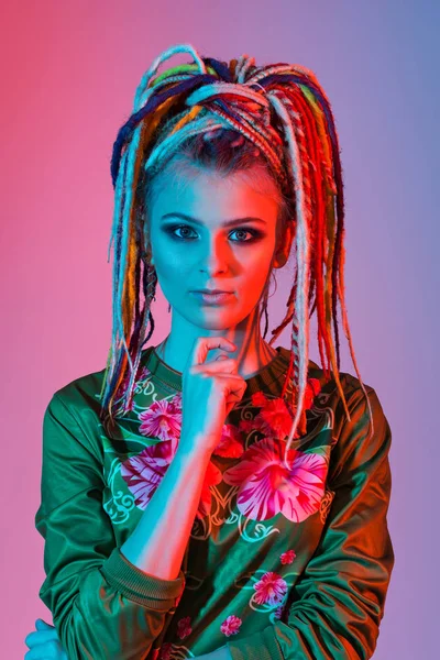 Mujer hermosa con rastas de colores brillantes —  Fotos de Stock