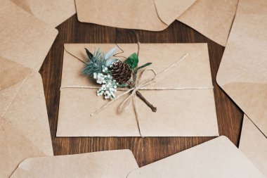 Kahverengi zarf ile ip bağladılar