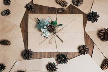 Kahverengi zarf ile ip bağladılar