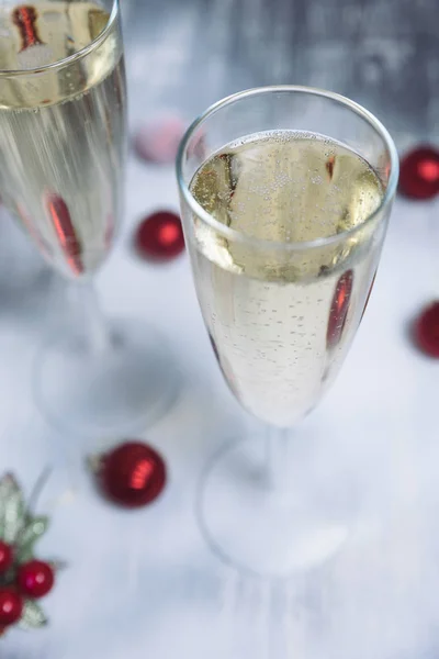 圣诞灯饰与香槟杯 — 图库照片