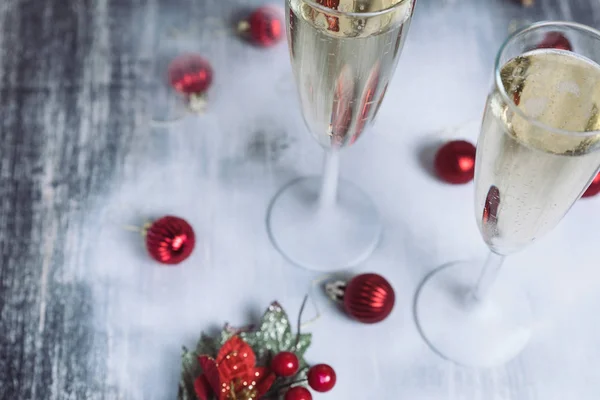 Iluminaciones navideñas con copa de champán — Foto de Stock