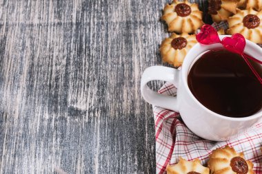 Ahşap zemin üzerinde kurabiyeler olan çay