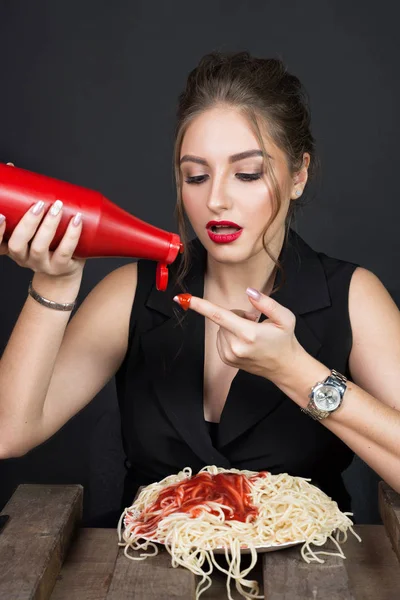 Mujer comiendo espaguetis en la mesa de madera — Foto de Stock