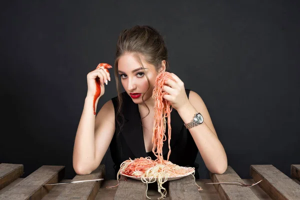 Donna che mangia pasta al tavolo di legno — Foto Stock