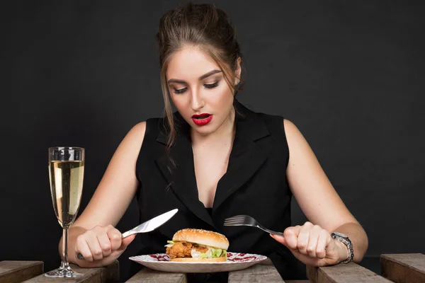 İnce güzel kadın bir hamburger yemek