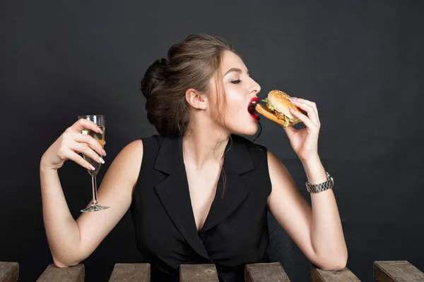 Delgada hermosa mujer comiendo una hamburguesa — Foto de Stock