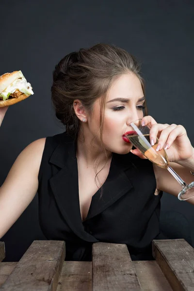 Delgada hermosa mujer comiendo una hamburguesa — Foto de Stock