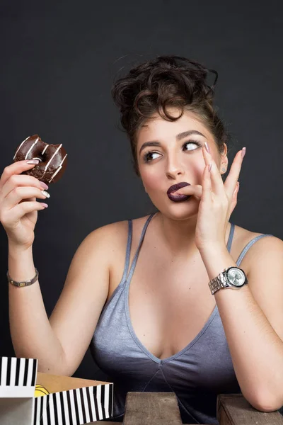 Slim beautiful woman eating a doughnut — Stock Photo, Image