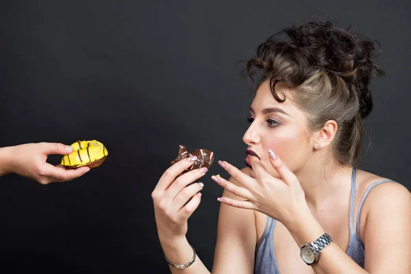 Delgada hermosa mujer comiendo un donut — Foto de Stock