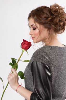 Güzellik kadını kırmızı gül ile