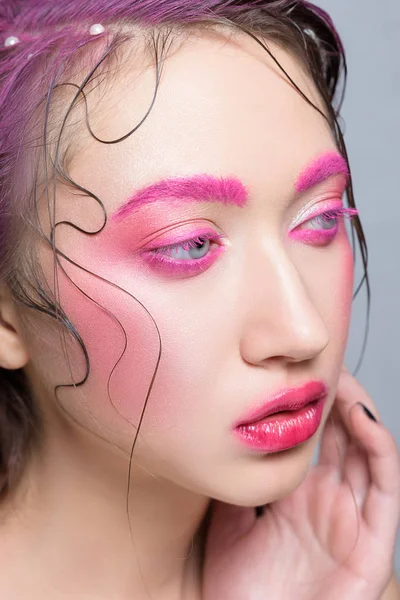 Kadın yaratıcı pembe renkli makyaj ile — Stok fotoğraf